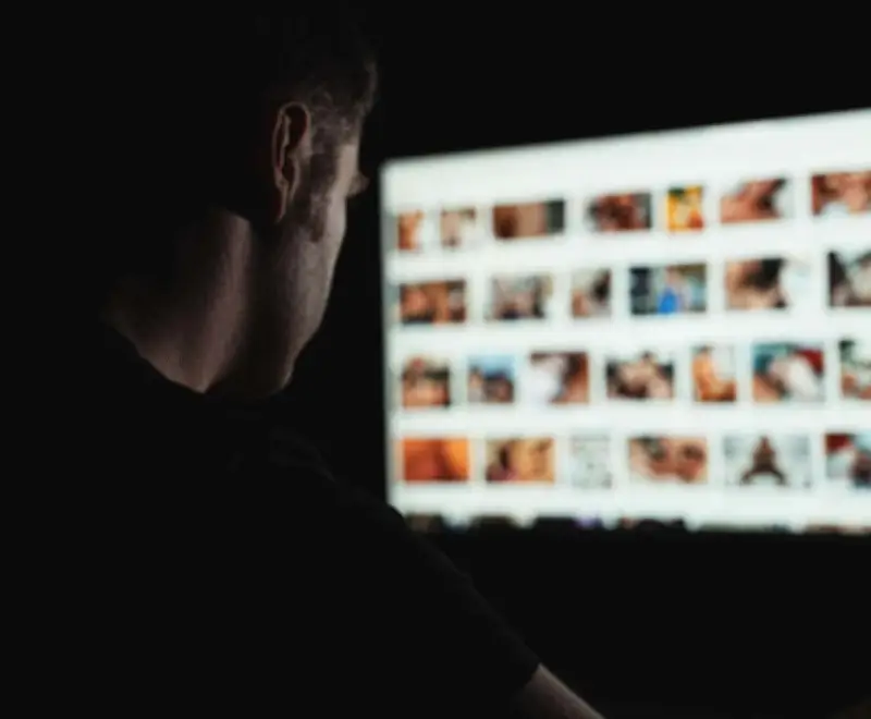 Pornographie excessive : impacts psychologiques selon l'âge