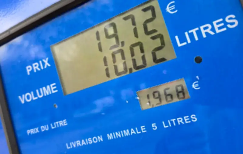 Pourquoi les pompes à essence imposent un minimum de 5 litres ?