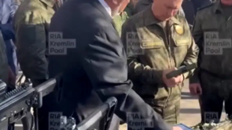 Pourquoi Poutine a-t-il mis un treillis pour Zapad-2025 ?