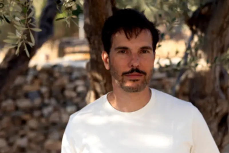 Pourquoi « queeriser » les algorithmes pourrait sauver l'humanité des dérives de l'IA