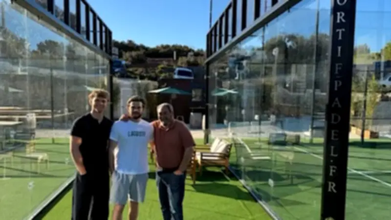Père et fils lancent un club de padel convivial à Nîmes