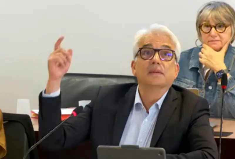 Périgord : les coulisses politiques entre gaffes numériques et alliances inattendues