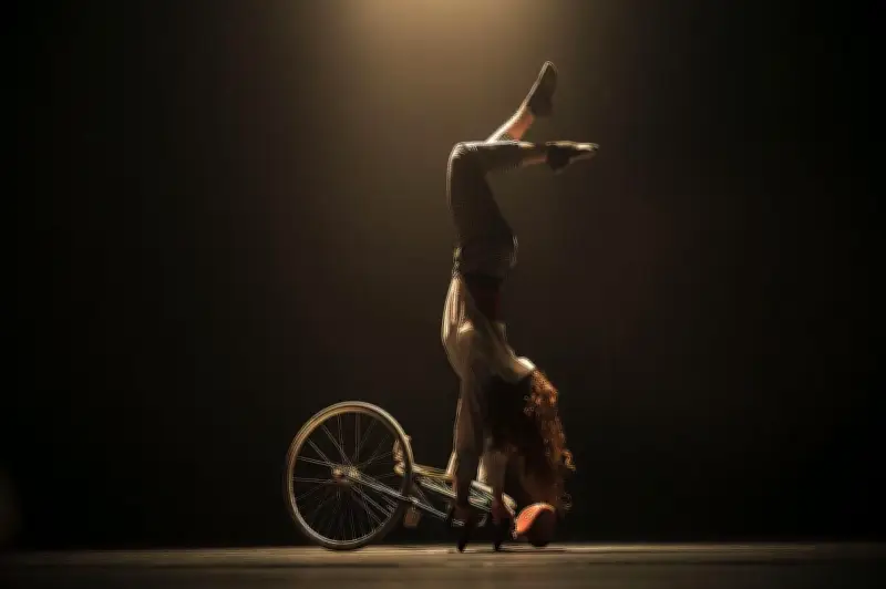 Péripé’cirque 2024 : 13e édition explore instabilité et imprévu dans cinq spectacles