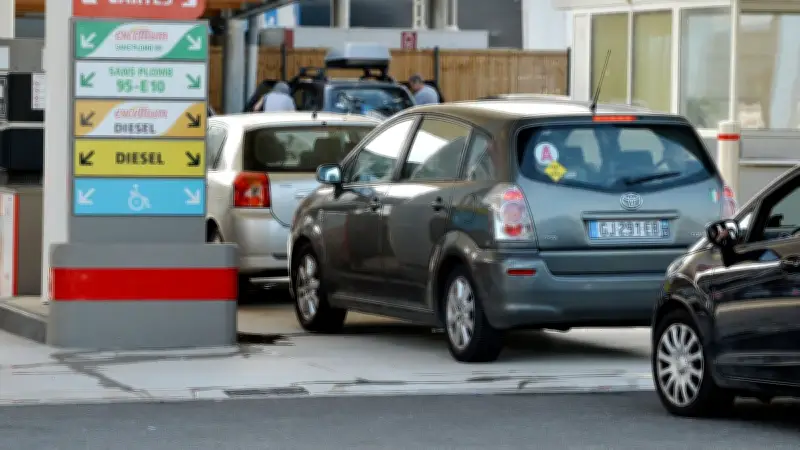 Prix du carburant : Pourquoi la France résiste aux baisses de taxes malgré la crise pétrolière ?