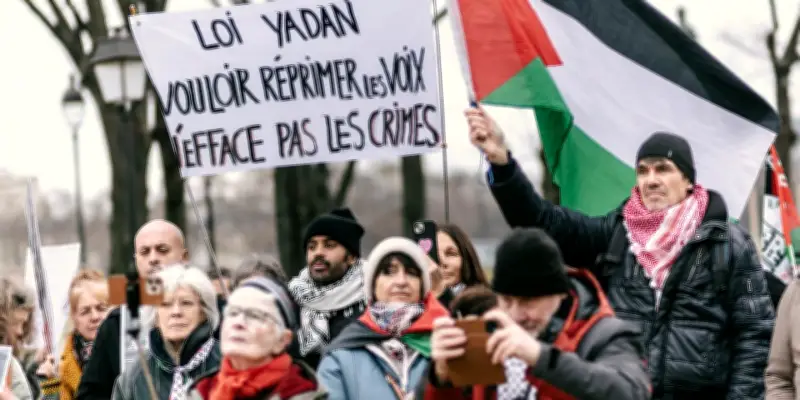 Pétition anti-PPL Yadan dépasse 500 000 signatures, révélant les fractures du bloc central