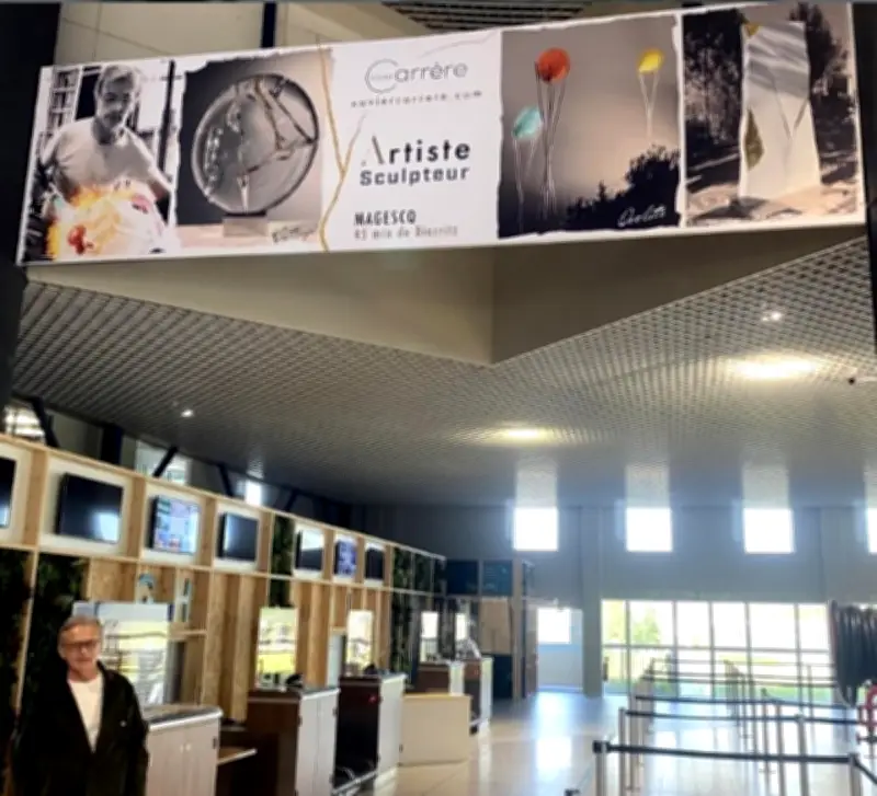 Quatre œuvres en verre de Xavier Carrère exposées à l'aéroport de Biarritz