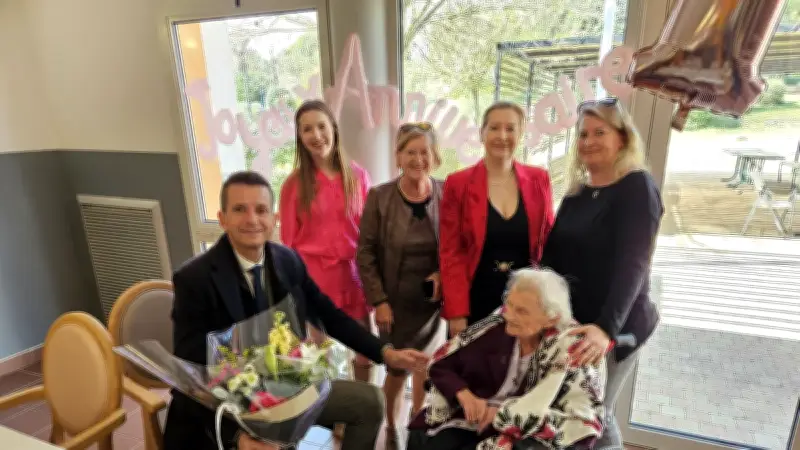 Raymonde fête ses 104 ans à l'Ehpad l'Ostal du Lac au Crès, entourée de sa famille et du maire