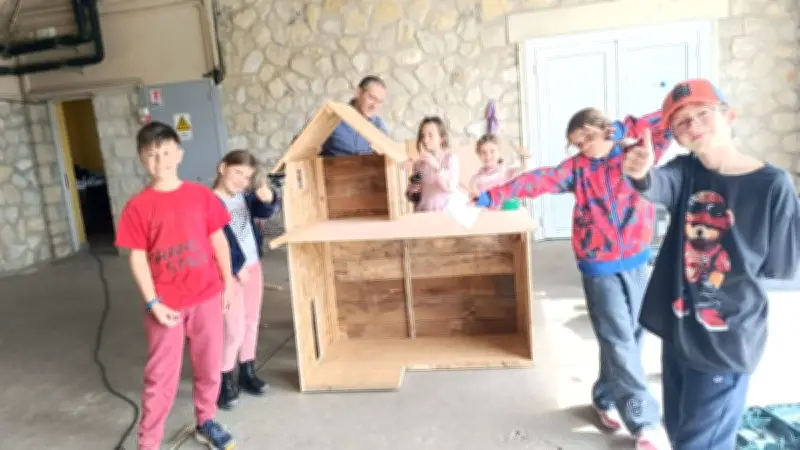 À Redessan, des enfants construisent une maison de poupées lors d'un atelier bois éducatif
