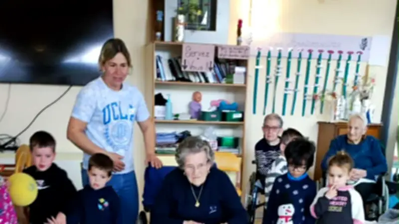 Rencontre intergénérationnelle en Lozère : les enfants découvrent le quotidien d'antan