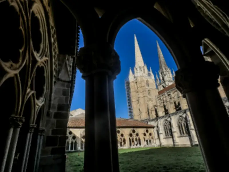Restauration de la cathédrale Sainte-Marie de Bayonne : un chantier historique en images