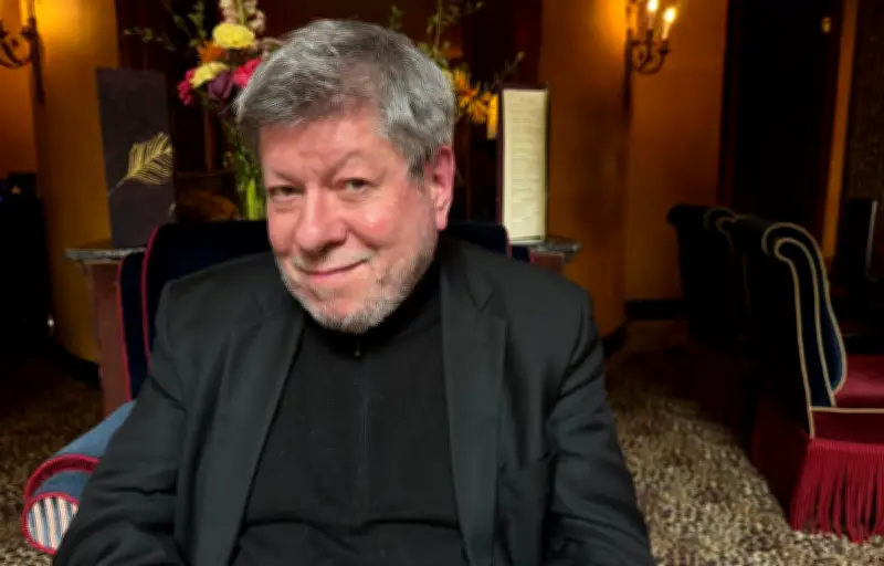 Régis Laspalès se lance en solo : un spectacle mêlant humour absurde et érudition littéraire