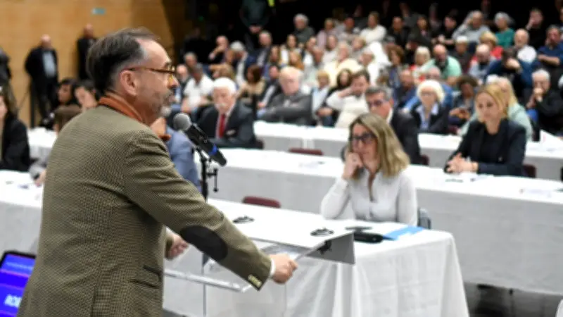 Robert Ménard réélu à la tête de l'Agglo Béziers Méditerranée, un exécutif renouvelé et féminisé