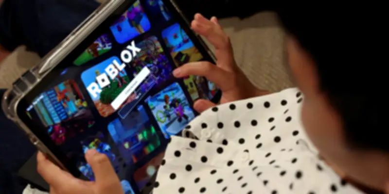 Roblox interdit certains jeux aux mineurs pour renforcer la sécurité en ligne