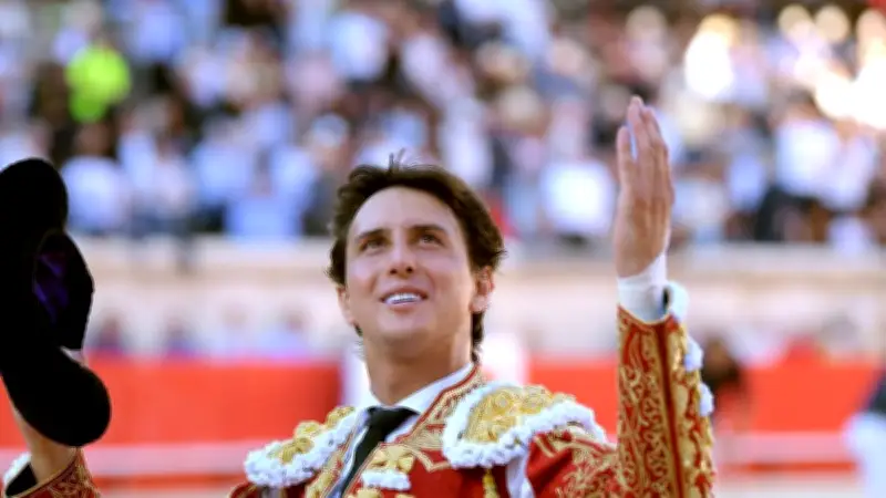 Roca Rey grièvement blessé mais coupe deux oreilles à Séville