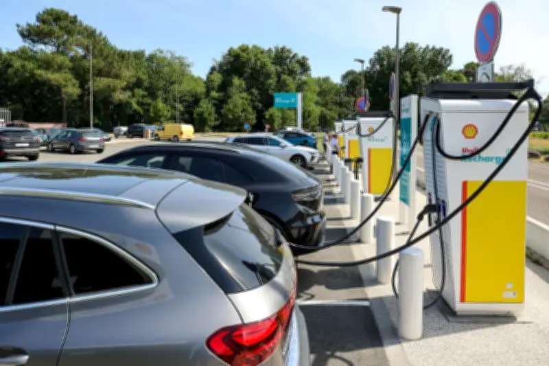 Roland Lescure annonce un plan massif de bornes électriques dans les copropriétés