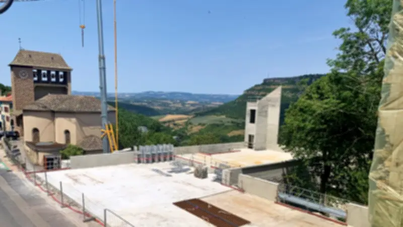 Roquefort : un projet d'ascenseur géant abandonné, parking et Maison de Roquefort en chantier