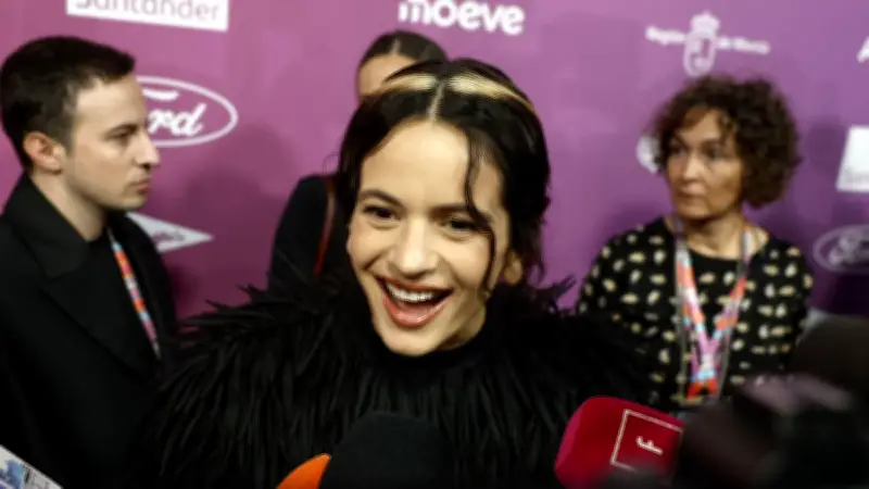Rosalía en couple avec une mannequin lyonnaise ? Images à Rio