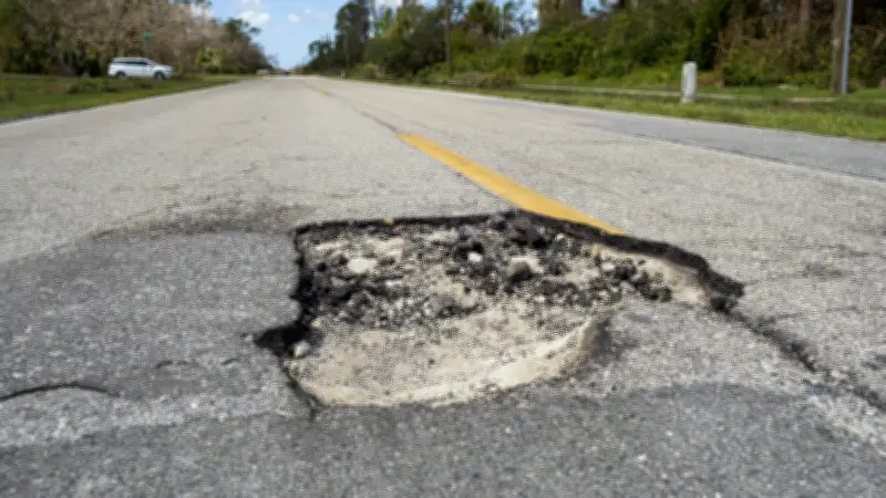 Routes dégradées : manque d'entretien et climat menacent la sécurité des usagers