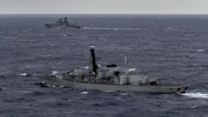 Royal Navy et OTAN interceptent un destroyer russe en mer du Nord