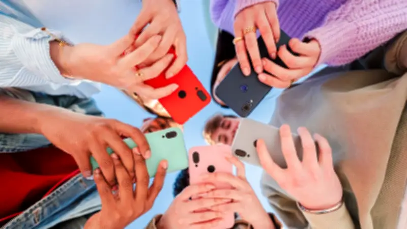 Réseaux sociaux et adolescents : comment le genre façonne l'expérience en ligne
