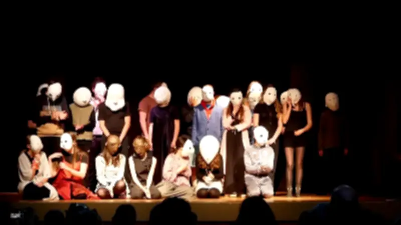 Résidence artistique au collège : saynètes sans parole à Sauveterre