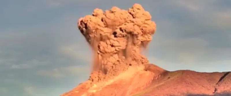 Éruption spectaculaire du volcan Kanlaon aux Philippines : images impressionnantes