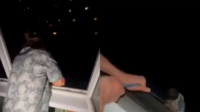 Russie : un père suspend son fils dans le vide depuis le 7e étage