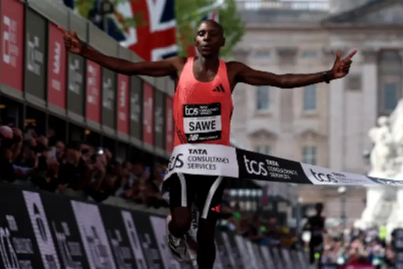 Sabastian Sawe bat le record du monde du marathon à Londres en 1h59'30"