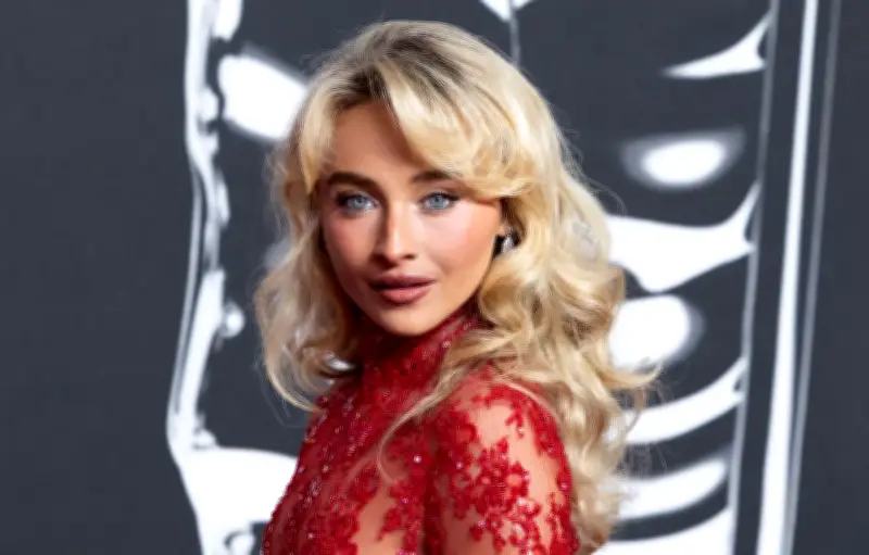 Sabrina Carpenter dévoile les coulisses de son show ambitieux à Coachella