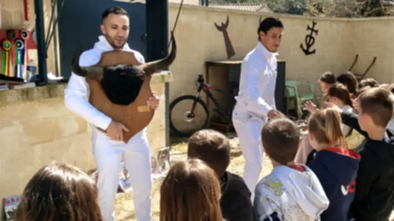 Saint-Geniès-des-Mourgues : Les enfants initiés à la course camarguaise par le club taurin