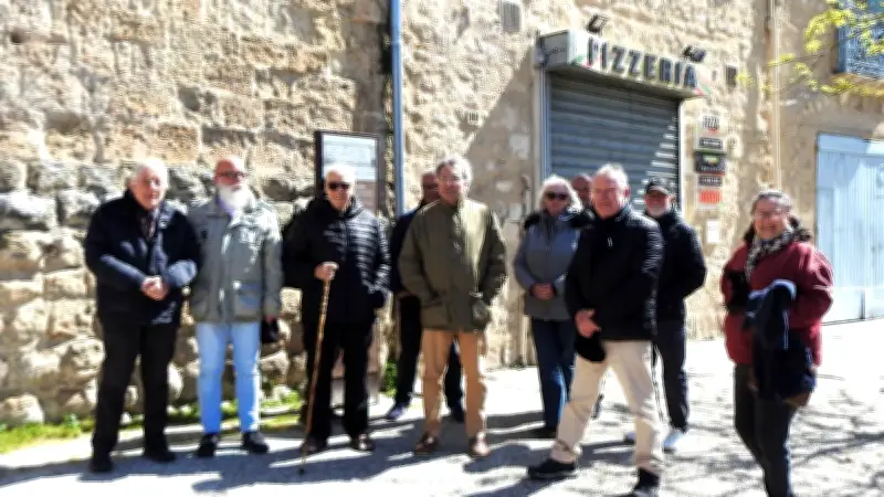 Saint-Gilles : une visite historique sur le rempart du XIIe siècle malgré le mistral