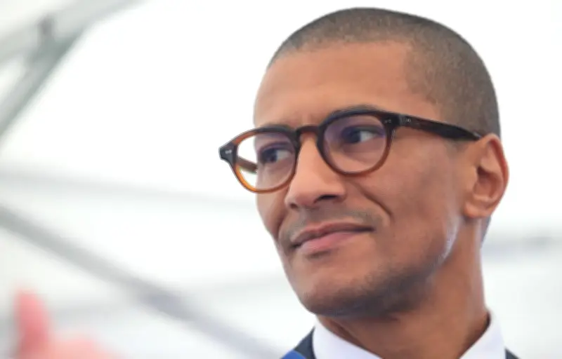 Saint-Ouen : le maire fait poser des pots de fleurs malodorants devant Master Poulet