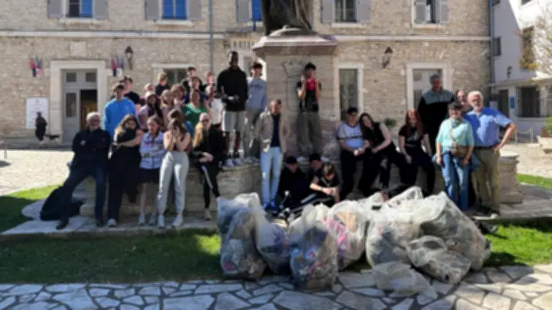 Saint-Pons-de-Thomières mobilisé : 40 volontaires nettoient la ville lors d'une opération de ramassage