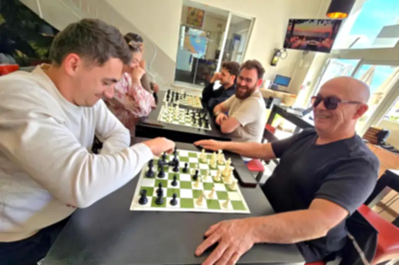 Saint-Raphaël : soirées échecs gratuites au BS Café, un ChessBar qui fédère