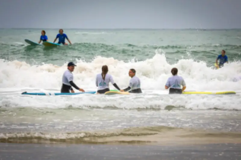Saison de surf à Biarritz : un démarrage contrasté malgré les vagues