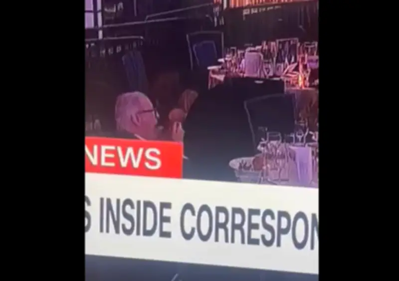 «Salad Man» imperturbable fait sensation au dîner des correspondants