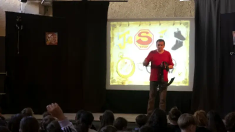 Santé mentale : des collégiens sensibilisés via une exposition et un spectacle pédagogique