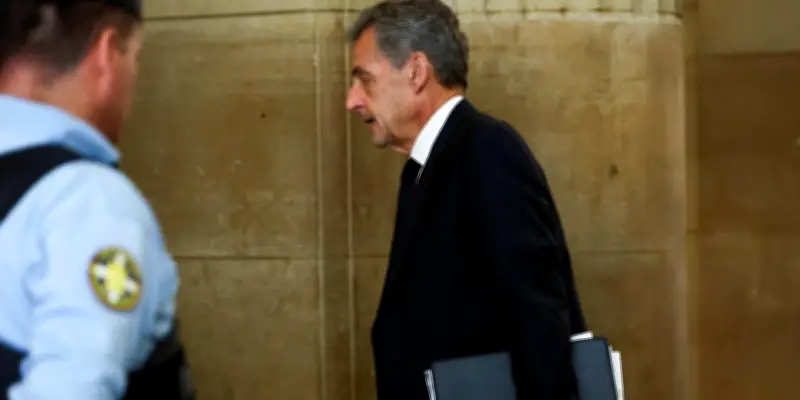 Sarkozy estime que Gueant et Hortefeux ont commis une erreur lors de leurs voyages en Libye