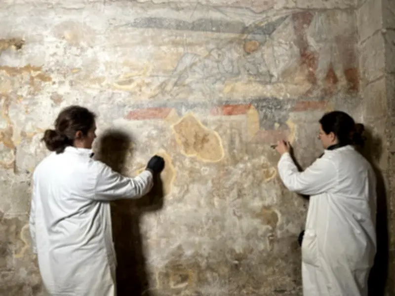 Sauvetage minutieux d'une fresque de 21 m² au Buisson-de-Cadouin