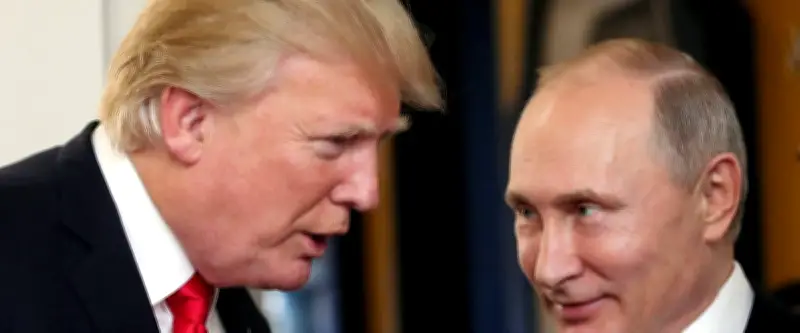 Sergueï Lavrov provoque avec un pull "URSS" avant le sommet Trump-Poutine