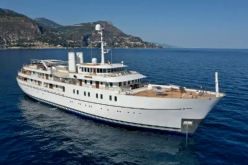 Sherakan : le sublime yacht de luxe de 70 mètres qui vogue près de Saint-Jean-Cap-Ferrat