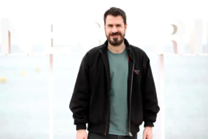 Simon Astier : « J’aime la sécurité d’une série »