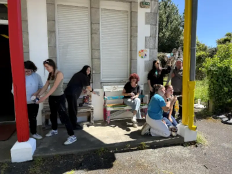 Six adolescentes transforment un centre socioculturel lors d'un chantier de peinture