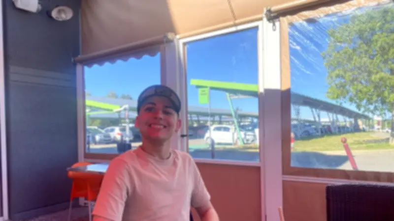 Sofian Ribes, comédien biterrois, défie les préjugés avec humour et ambition