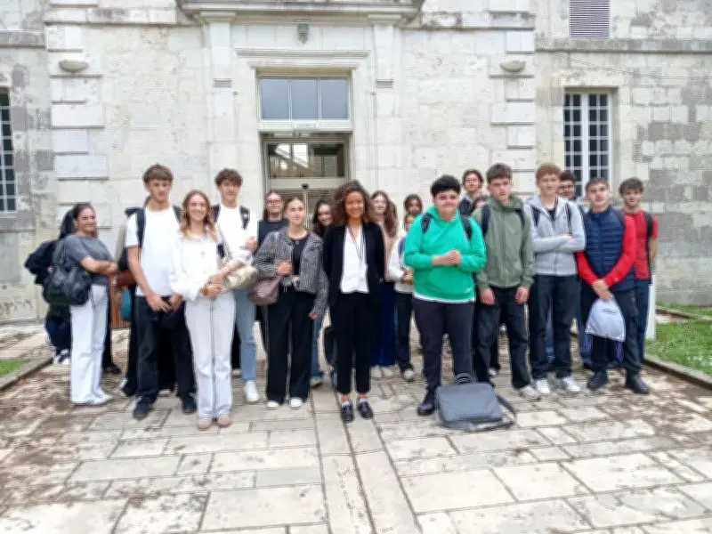 Sophia Skrzypec échange avec des lycéens sur son métier de sous-préfète