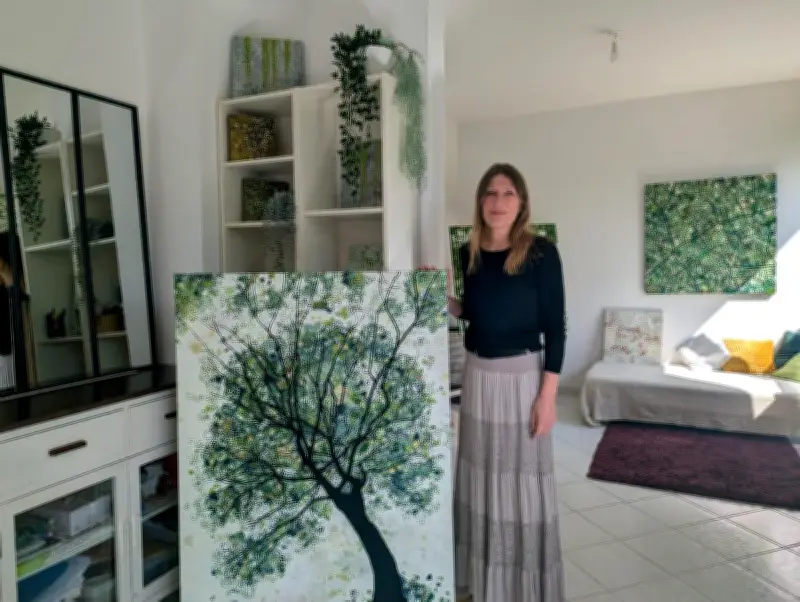 Sophie Cantou expose ses œuvres acryliques à l'église de Cayac