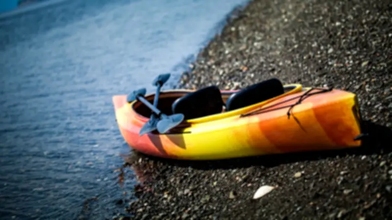 Sortie en kayak tragique : un père se noie, son fils de 6 ans sauvé sans gilet