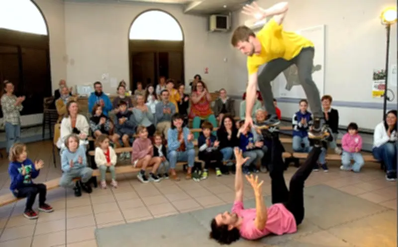 Spectacle « Tricot » : un dimanche de Pâques magique à Magescq avec acrobates et convivialité