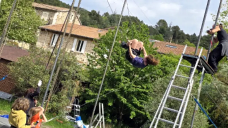 Stage de cirque : trapèze volant et trampoline pour les enfants à La Grand-Combe
