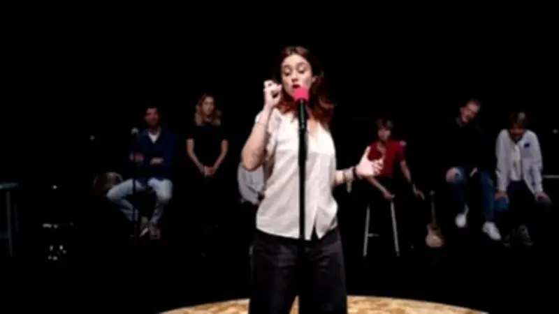 Stand-up au Cratère éphémère d'Alès : Mohamed El Khatib crée un rire chorale rassembleur